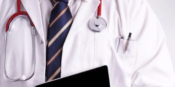 Médico - Créditos: depositphotos.com / Esbenklinker