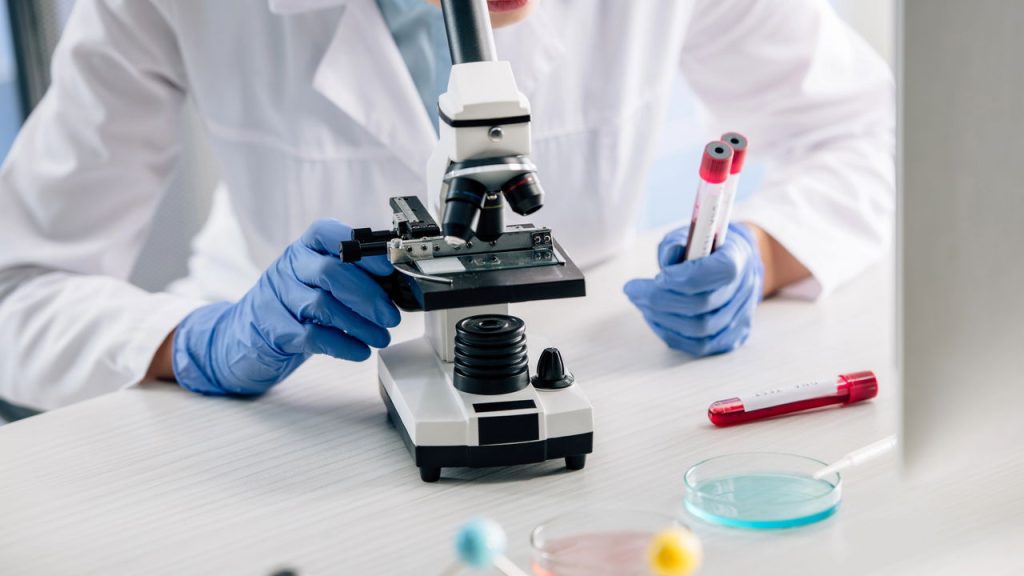 Cientista - Créditos: depositphotos.com / AndrewLozovyi