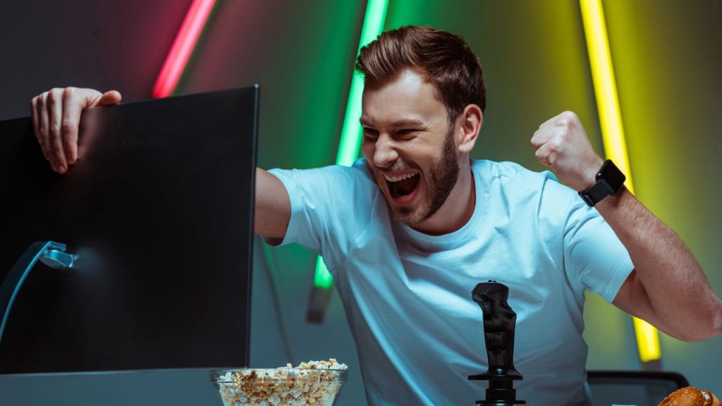 Homem segurando monitor - Créditos: depositphotos.com / IgorVetushko