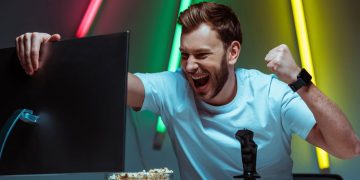 Homem segurando monitor - Créditos: depositphotos.com / IgorVetushko