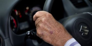 Motorista idoso - Créditos: depositphotos.com / budabar