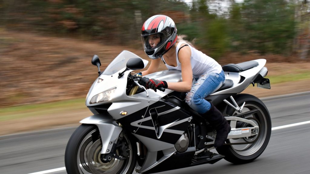 Mulher pilotando - Créditos: depositphotos.com / ArenaCreative