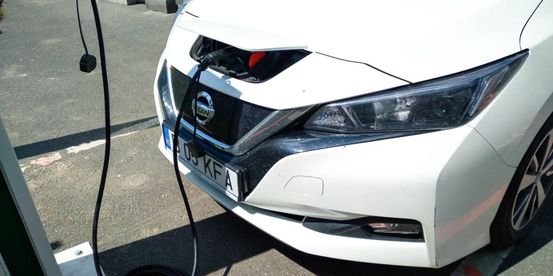Nissan Leaf Carregando - Créditos: depositphotos.com / contact@vladispas.ro