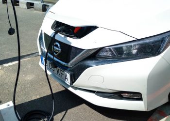 Nissan Leaf Carregando - Créditos: depositphotos.com / contact@vladispas.ro