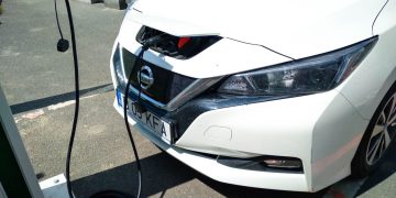 Nissan Leaf Carregando - Créditos: depositphotos.com / contact@vladispas.ro