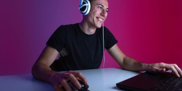 Rapaz jogando no notebook - Créditos: depositphotos.com / yanachirva.gmail.com