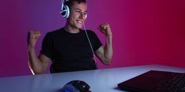 Homem jogando em Notebook Gamer - Créditos: depositphotos.com / yanachirva.gmail.com