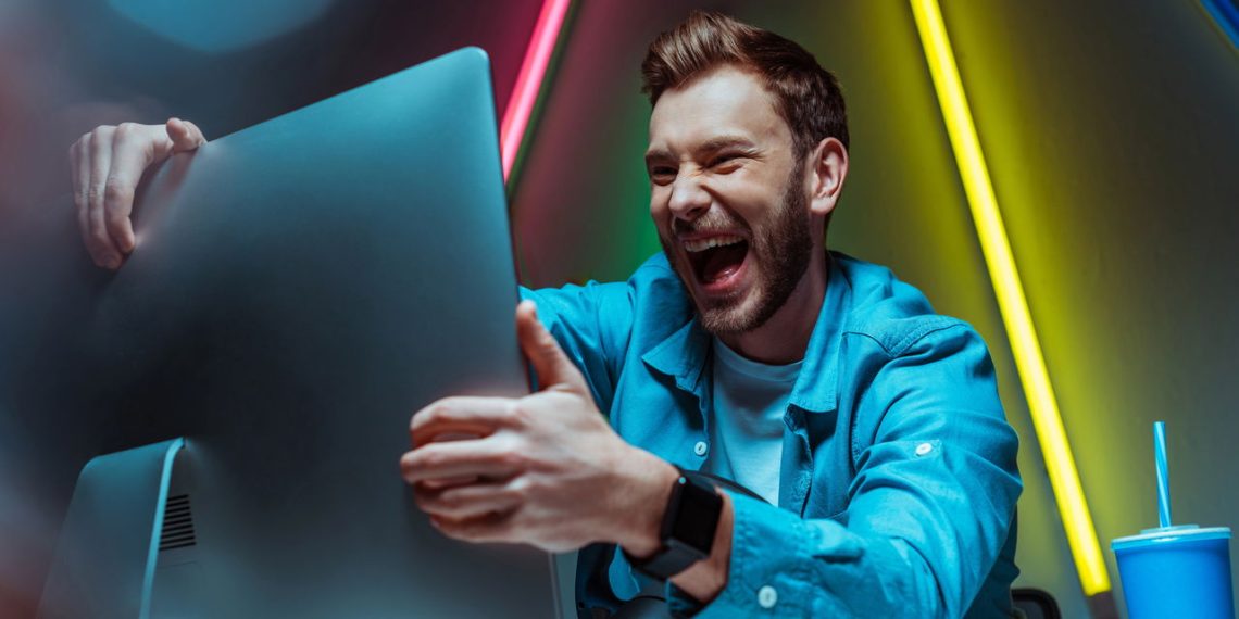 Rapaz jogando no PC - Créditos: depositphotos.com / IgorVetushko