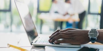 Homem utilizando laptop - Créditos: depositphotos.com / TarasMalyarevich