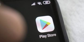 Homem acessando Play Store - Créditos: depositphotos.com / diy13@ya.ru