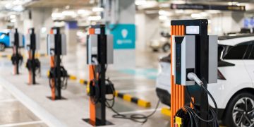 Posto de recarga em estacionamento - Créditos: depositphotos.com / Naypong