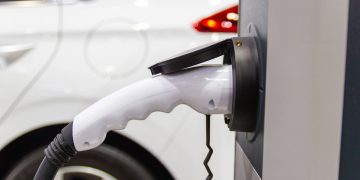 Carro elétrico recarregando - Créditos: depositphotos.com / piyaphunjun.gmail.com