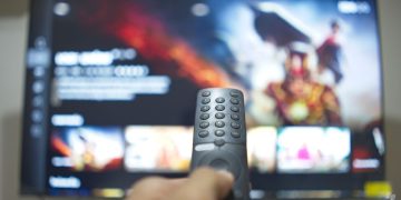 Controle remoto apontado para TV - Créditos: depositphotos.com / littlekop