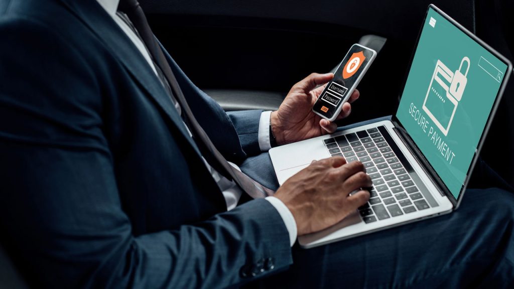 Homem aplicando medidas de segurança - Créditos: depositphotos.com / IgorVetushko