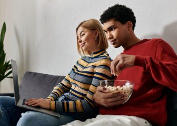 Casal assistindo - Créditos: depositphotos.com / HayDmitriy