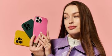 Mulher segurando iPhones na mão - Créditos: depositphotos.com / IgorVetushko