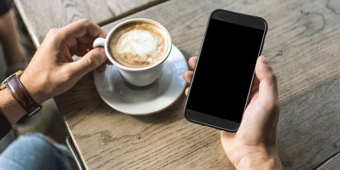 Homem com seu Smartphone - Créditos: depositphotos.com / AllaSerebrina