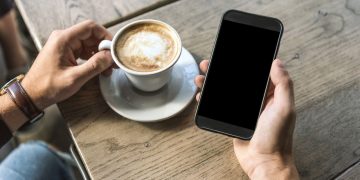 Homem com seu Smartphone - Créditos: depositphotos.com / AllaSerebrina