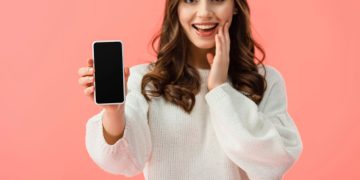 Mulher com smartphone - Créditos: depositphotos.com / AndrewLozovyi