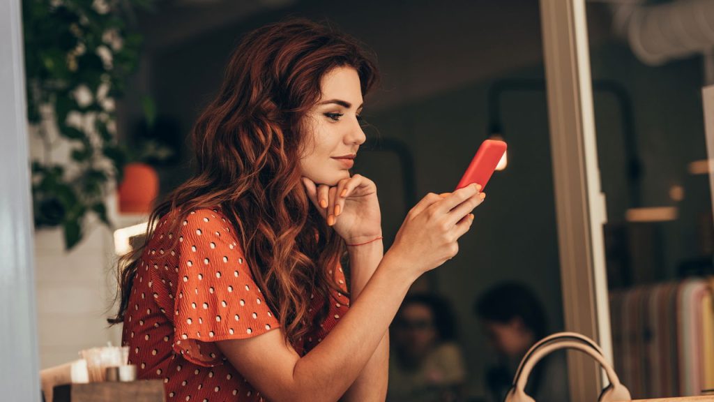 Mulher utilizando smartphone - Créditos: depositphotos.com / IgorVetushko