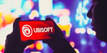 Celular com logo Ubisoft - Créditos: depositphotos.com / rafapress