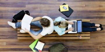 Jovens na universidade - Créditos: depositphotos.com / londondeposit