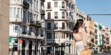 Mulher caminhando em Valência - Créditos: depositphotos.com / Shakhalova_ViktoriyaBO