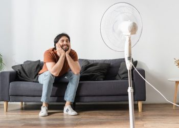 Homem de frente ao ventilador - Créditos: depositphotos.com / Ischukigor