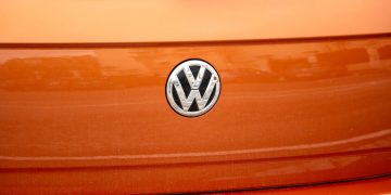 Carro laranja com emblema Volkswagen - Créditos: depositphotos.com / HenryStJohn