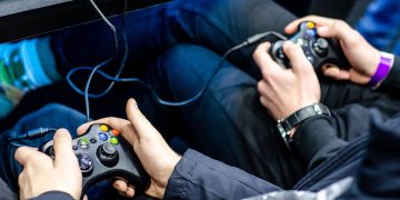 Jogadores e console Xbox - Créditos: depositphotos.com / Oleksandr_UA