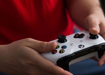 Garoto jogando no Xbox - Créditos: depositphotos.com / jimboscar7