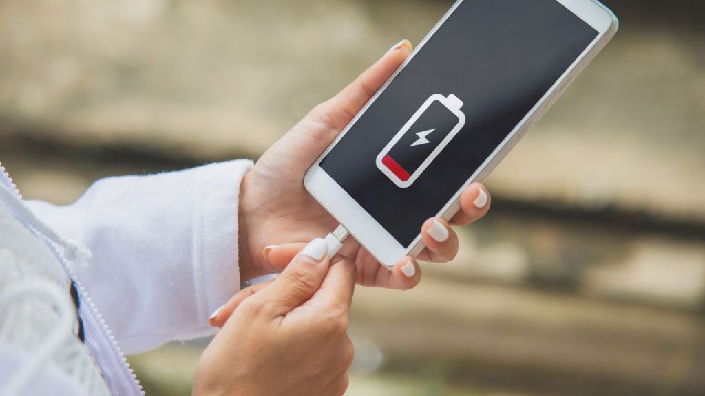 Mulher carregando celular - Créditos: depositphotos.com / tisomboon@hotmail.com