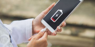 Mulher carregando celular - Créditos: depositphotos.com / tisomboon@hotmail.com