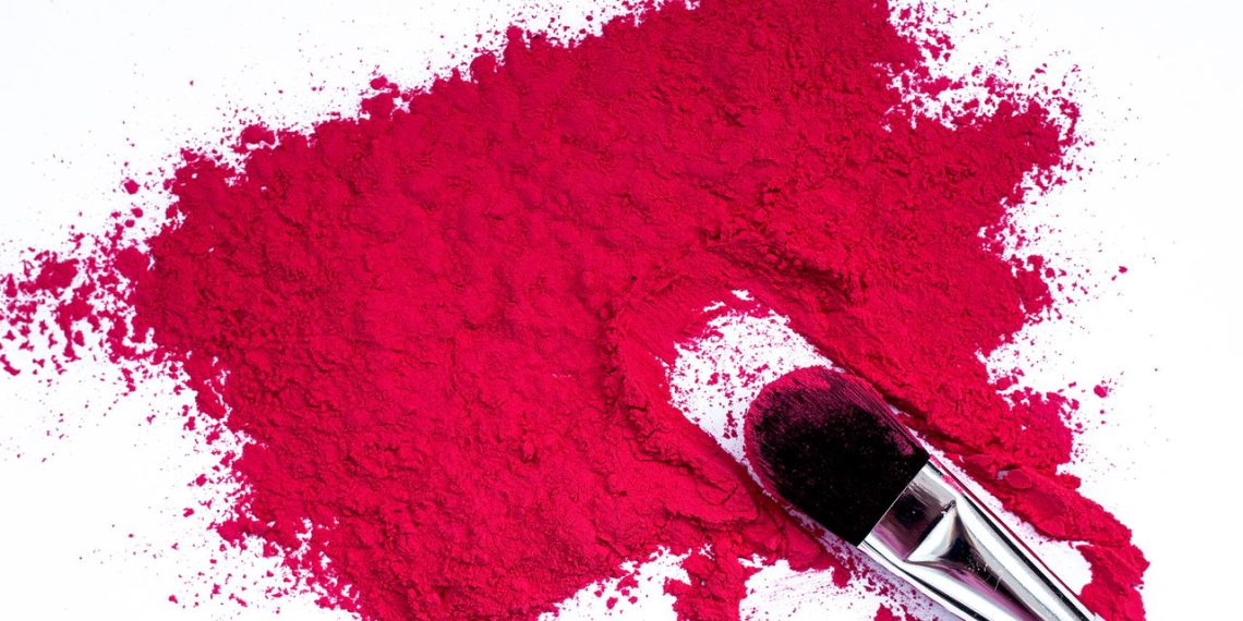 O renascimento do blush vermelho na maquiagem