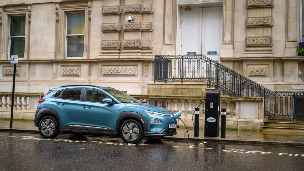 Carro elétrico na chuva - Créditos: depositphotos.com / RightClickStudios