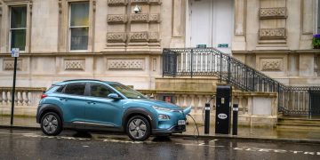 Carro elétrico na chuva - Créditos: depositphotos.com / RightClickStudios