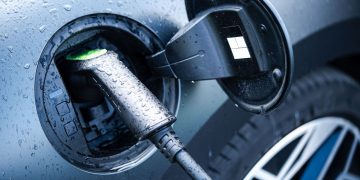 Carro elétrico molhado - Créditos: depositphotos.com / bizoon