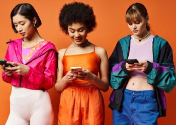 Mulheres usando celulares - Créditos: depositphotos.com / AllaSerebrina