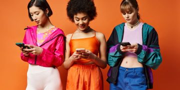 Mulheres usando celulares - Créditos: depositphotos.com / AllaSerebrina