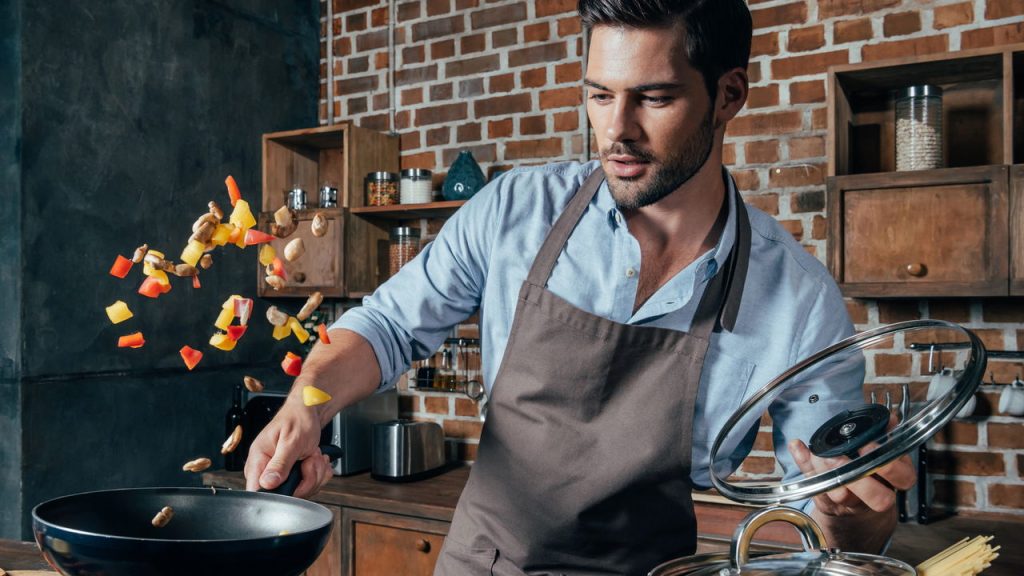 Homem cozinhando - Créditos: depositphotos.com / AlexLipa