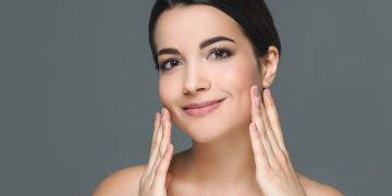 Dicas essenciais para manter a pele saudável durante viagens