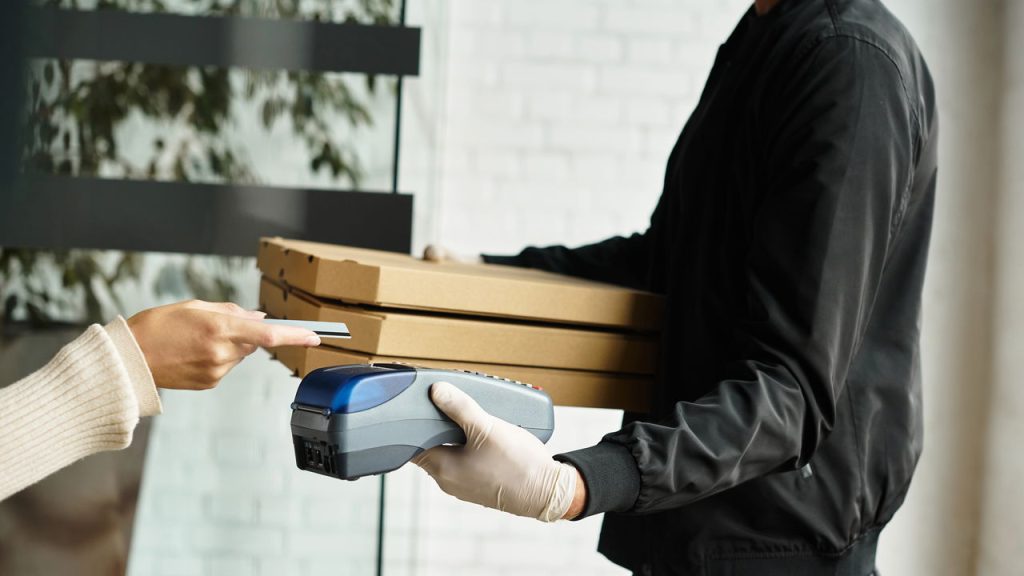 Pagamento em Delivery - Créditos: depositphotos.com / IgorVetushko