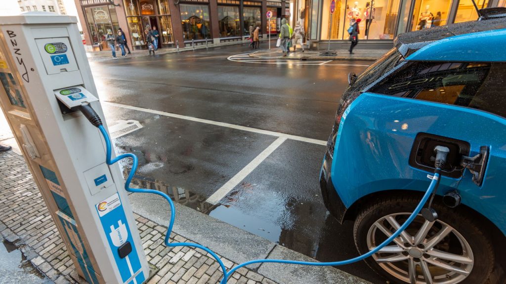 BMW i3 recarregando na Alemanha - Créditos: depositphotos.com / kuzmire