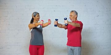 Casal realizando exercício - Créditos: depositphotos.com / AntonLozovoy