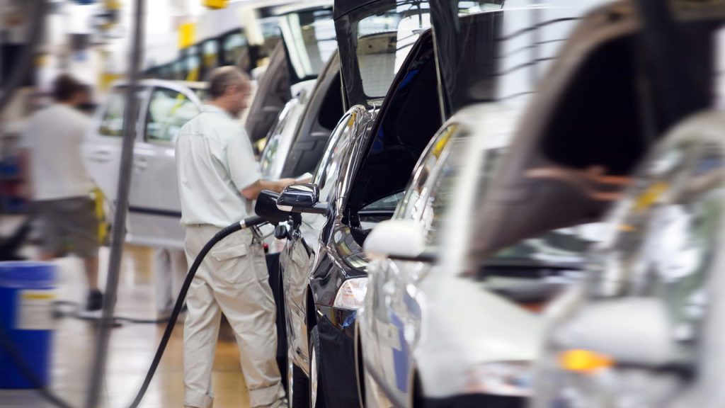 Fábrica de carros - Créditos: depositphotos.com / habrda