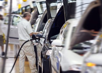 Fábrica de carros - Créditos: depositphotos.com / habrda