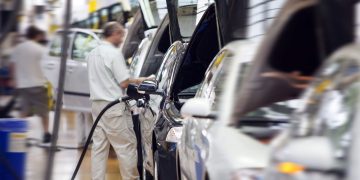 Fábrica de carros - Créditos: depositphotos.com / habrda