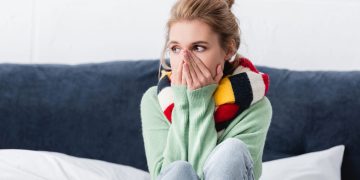 Mulher com frio - Créditos: depositphotos.com / AndrewLozovyi