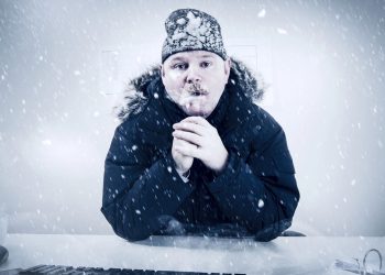 Homem em frio congelante - Créditos: depositphotos.com / kjekol
