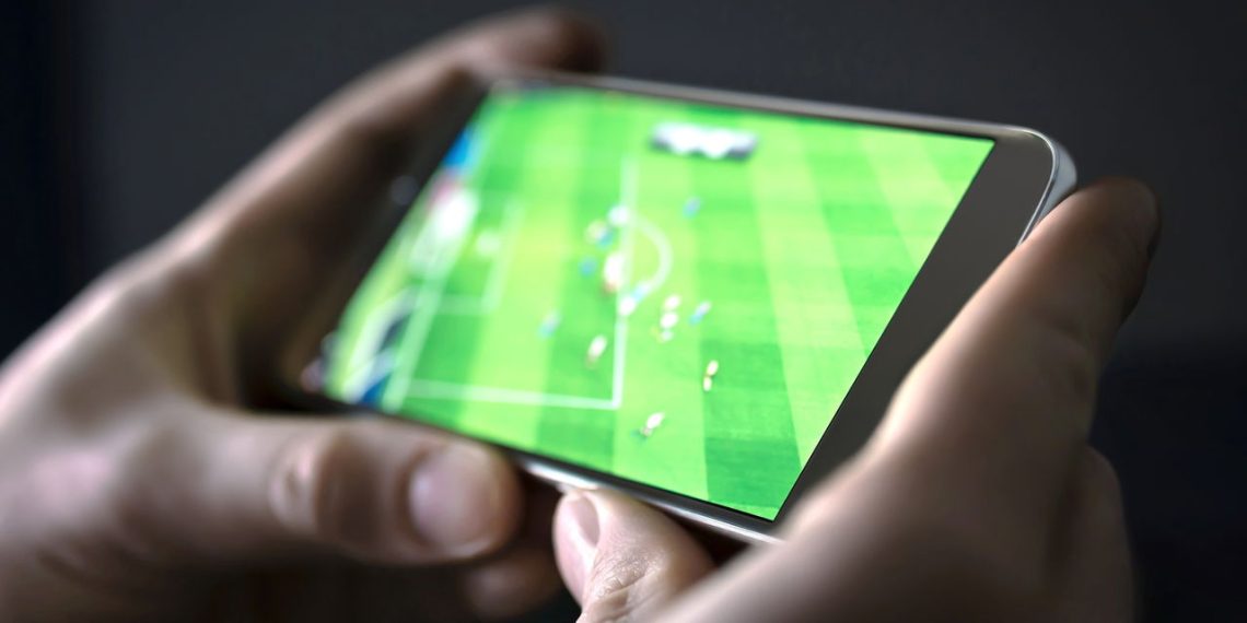 Futebol no celular - Créditos: depositphotos.com / terovesalainen